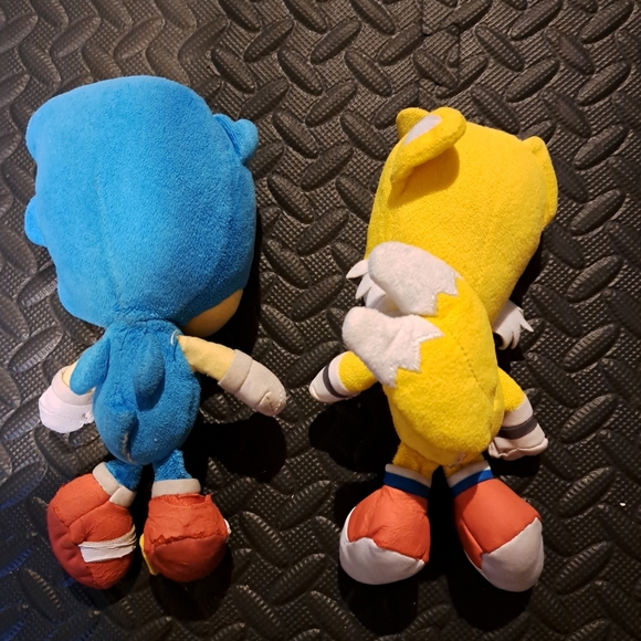 Sonic and Tails 8/9in Plush bundle - Picture 2 of 6